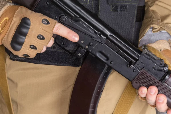 Saldırı tüfeği AK-74 eski Sovyetler Birliği yapımı. Askerlerin elinde 30 'luk şarjör var. Yakın plan.