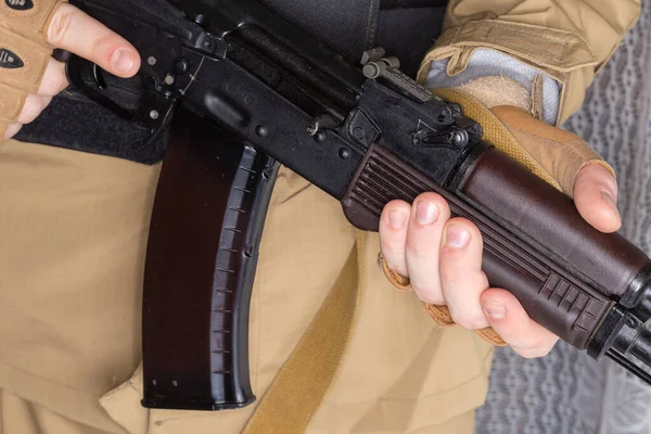 Saldırı tüfeği AK-74 eski Sovyetler Birliği yapımı. Askerlerin elinde 30 'luk şarjör var. Yakın plan.