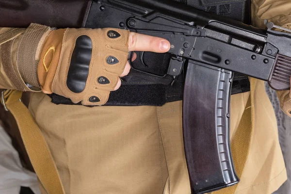 Saldırı tüfeği AK-74 eski Sovyetler Birliği yapımı. Askerlerin elinde 30 'luk şarjör var. Yakın plan.