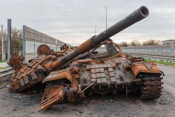 Burnt Rusty Russian Battle Tank Torn Gun Turret Which Destroyed — Stok fotoğraf