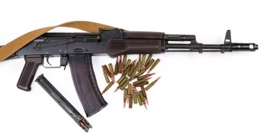 Saldırı tüfeği AK-74 'ün 30 mermili şarjörlü eski Sovyet yapımı, ek dolu şarjör ve beyaz arka planda uygun tüfek fişekleri yığını.