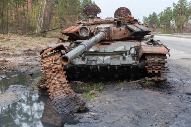 Rus savaş tankı 2022 'de Rusya' nın Ukrayna 'yı işgali sırasında otoyol kenarında yok edildi.