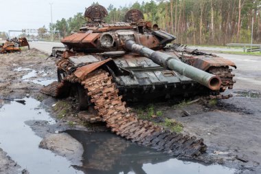 Rus savaş tankı 2022 'de Rusya' nın Ukrayna 'yı işgali sırasında otoyol kenarında yok edildi.