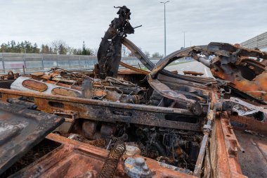 Rus tankı 2022 'de Rusya' nın Ukrayna 'yı işgali sırasında otoyolda imha edildi. Mühimmat patlaması sonucu gövdesi parçalanmış taret.