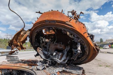 Rus tankı 2022 'de Rusya' nın Ukrayna 'yı işgali sırasında yan cephede imha edildi. Mühimmat patlaması sonucu taret yıkıldı.