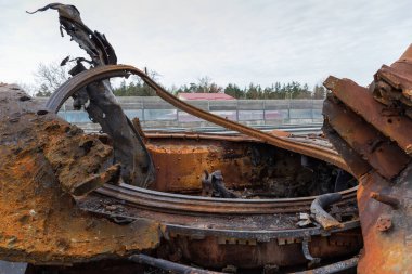 Rus tankı 2022 'de Rusya' nın Ukrayna 'yı işgali sırasında yok edildi. Mühimmat patlaması sonucu parçalanmış silah tareti yerine gövde parçası.