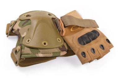 Taktik askeri dizlik ve beyaz bir arka planda kurşun parmaksız eldiven kullanılmış.