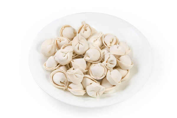 Сырые замороженные пельмени оригинальной круглой формы с начинкой из мяса на белом фоне