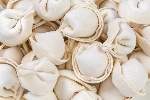 Çiğ donmuş hamur köftelerinin orijinal yuvarlak şekli et dolması, üst görünümü yakın plan, arka plan