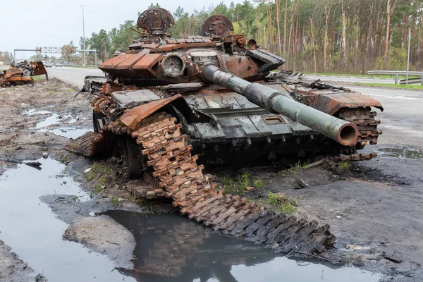 Tanque Batalla Ruso Que Fue Destruido Borde Carretera Durante Las —  Fotos de Stock