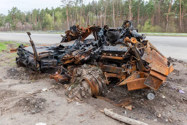 ウクライナのロシア侵攻 2022の高速道路の道端での戦闘中に破壊され 焼かれたロシアの軍用トラックの遺跡 — ストック写真