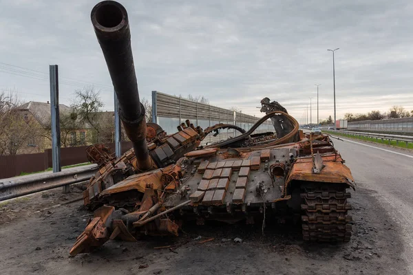 俄罗斯入侵乌克兰期间在高速公路上被摧毁的被拆除炮塔烧毁的生锈的俄罗斯战斗坦克 2022年 — 图库照片