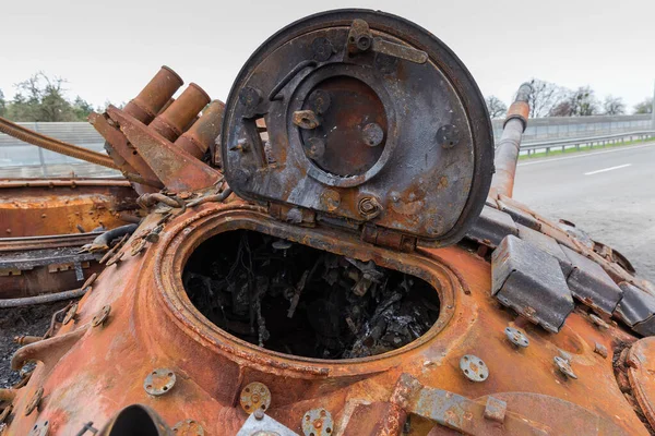 ロシアによるウクライナ侵攻中の2022年に高速道路で破壊されたロシアのタンクのまま 弾薬爆発による破裂した砲塔の破片 — ストック写真