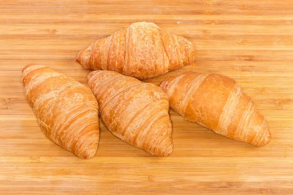 Pequeños Croissants Horneados Hechos Con Hojaldre Una Superficie Madera Cerca — Foto de Stock
