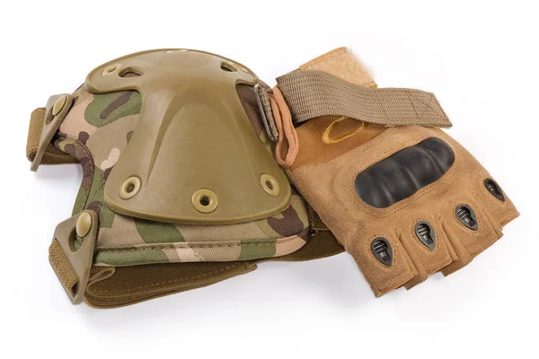Taktik askeri dizlik ve beyaz bir arka planda kurşun parmaksız eldiven kullanılmış.