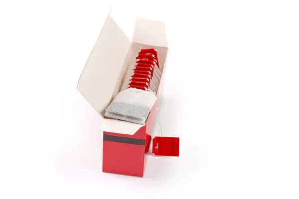 Открытая Картонная Коробка Черного Чая Пакетиках Небольшими Красными Бумажными Этикетками — стоковое фото