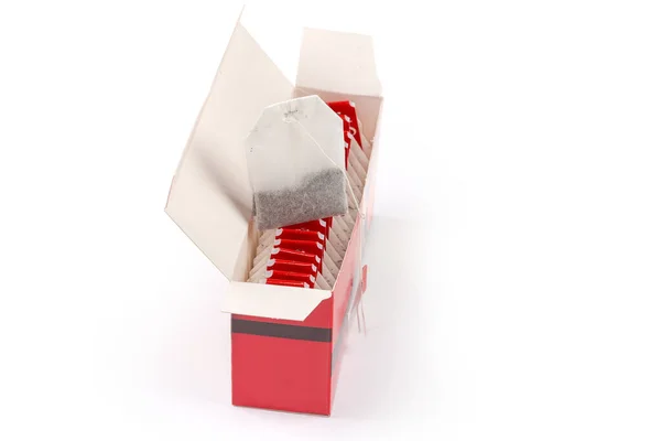 Открытая Картонная Коробка Черного Чая Пакетиках Небольшими Красными Бумажными Этикетками — стоковое фото