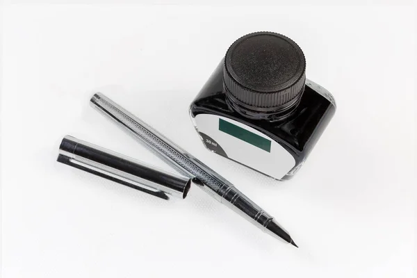 现代金属钢笔 带有开口分叉和脱帽 浅色表面的黑色墨水玻璃瓶 — 图库照片