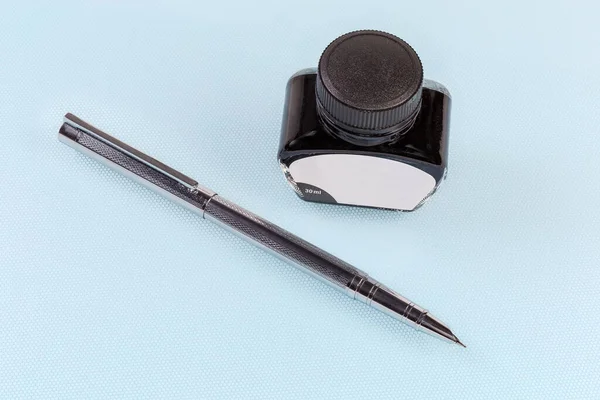 现代金属钢笔 带有开口的分叉和蓝色表面黑色墨水的玻璃瓶 — 图库照片