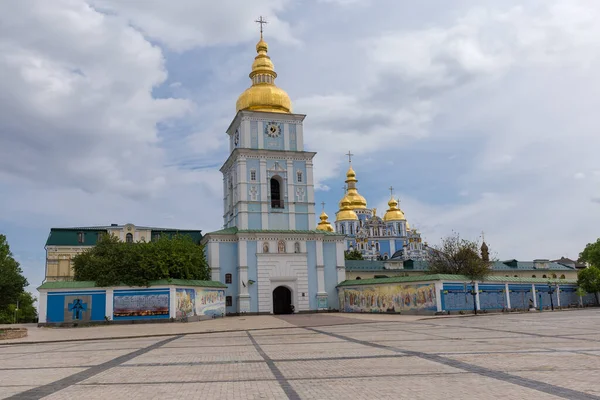 中世の聖ミカエル黄金時代の修道院の複合体の主なファサード春 ヨーロッパ キエフ ウクライナで曇りの空に対して大聖堂と鐘楼と — ストック写真