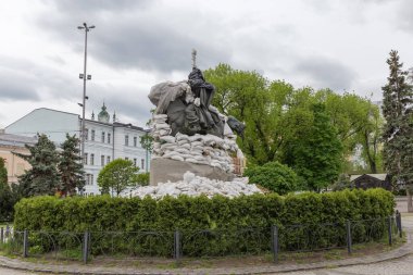 KYIV, UKRAINE - 13 Mayıs 2022: Rus işgalinde Rus birliklerinin bombardıman veya bombardımana uğraması durumunda kum torbaları tarafından korunan Ukraynalı Hetman Petro Konashevych-Sahaidachny Anıtı