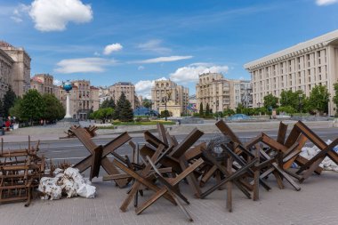 KYIV, UKRAINE - 13 Mayıs 2022: Meydan Nezalezhnosti ve anti-tank kirpileri Rus işgali sırasında kaldırımdan kaldırıma çıkarıldı