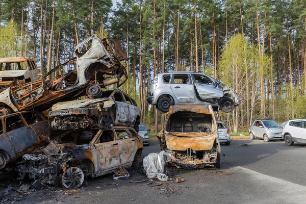 Irpin ウクライナ 4月27 2022 ロシアの侵略の戦争地帯からの非武装の人々の避難中にロシアの兵士によって撃たれ 燃え尽きた市民車の遺跡 車の墓地 — ストック写真