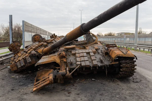 Kyiv Region Ukraine Kwietnia 2022 Spłonął Zardzewiały Rosyjski Czołg Bojowy — Zdjęcie stockowe