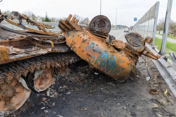 Kyiv Region Ukraine 2022年4月27日 俄罗斯入侵乌克兰期间在高速公路上被毁的生锈的俄罗斯坦克 其炮塔被拆除 — 图库照片