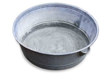 Beyaz arka planda galvanize demirden yapılmış boş, büyük, yuvarlak bir küvet.