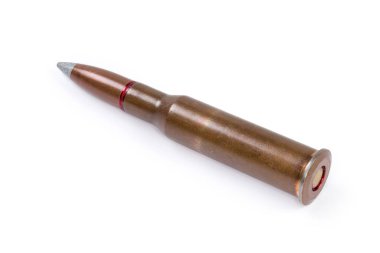 Saldırı tüfeği için tek servis fişeği, beyaz arka planda yakın plan.