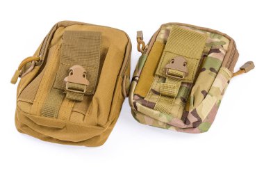 Çeşitli amaçlar için iki askeri çanta. Beyaz arka planda yelek ya da kurşun geçirmez yelek çıkartmak için.