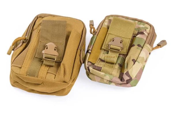 Çeşitli amaçlar için iki askeri çanta. Beyaz arka planda yelek ya da kurşun geçirmez yelek çıkartmak için.
