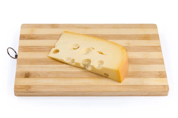 Stuk Zwitserse Kaas Een Bamboe Houten Snijplank Een Witte Ondergrond — Stockfoto
