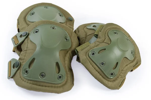 Beyaz arka planda taktik askeri dizlikler ve dirseklikler gibi koruyucu teçhizatlar.