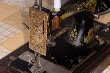 Klasik ev yapımı el işi dikiş makinesi. Dikiş başındaki görüntü. Seçici odak noktasındaki parça., 