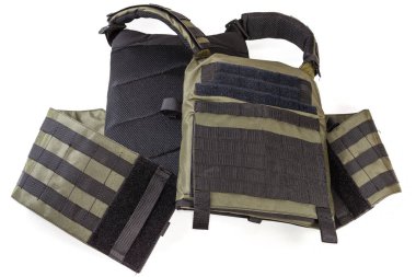 Beyaz arka planda metal plakalı düğmesiz kurşun geçirmez yelek.