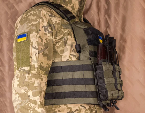 Ukraynalı bir askerin taktik mermi kovanlarına sarılı kurşun geçirmez yelek.