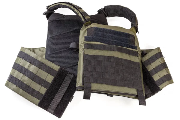 Beyaz arka planda metal plakalı düğmesiz kurşun geçirmez yelek.