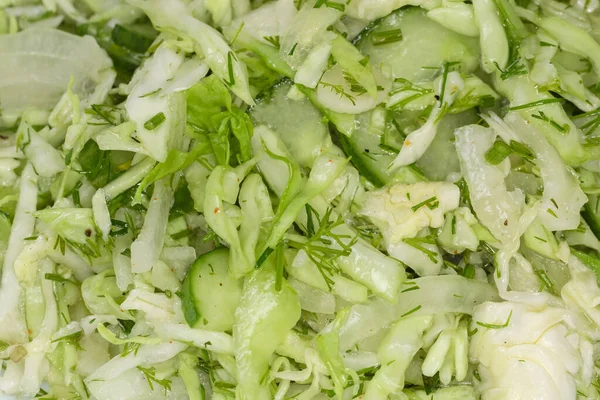 Grüner Frühlingsgemüsesalat Aus Geschnittenem Jungen Kohl Gurken Gehackten Zwiebeln Und — Stockfoto