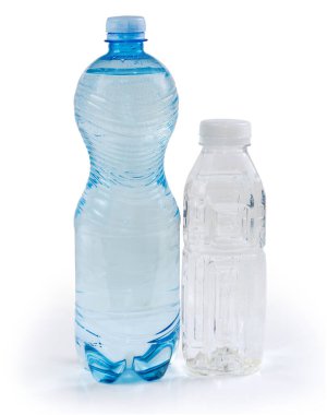 Bir açık mavi ve bir de çeşitli boyutlarda şeffaf plastik şişe. Beyaz arka planda içme suyu var.