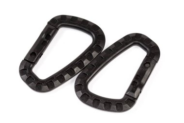 İki küçük siyah güçlü plastik kilidi olmayan kanca beyaz bir arka plana takıldı.