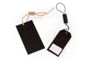 Beyaz arka planda iplerde siyah ve beyaz renkli boş çarşaf şeklinde iki farklı kıyafet salıncak etiketi var.