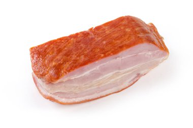 Kaynamış domuz eti, beyaz bir arka planda derinin üstünde.