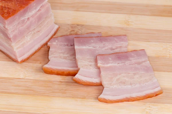 Tranches Ventre Porc Fumé Bouilli Sur Une Peau Sur Une — Photo