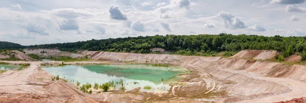 Małe Płytkie Jezioro Turkusową Wodą Opuszczonym Kamieniołomie Kaolinowym Otoczone Lasem — Zdjęcie stockowe