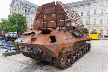 KYIV, UKRAINE - 23 Haziran 2022: Rusya 'nın Ukrayna' yı işgalindeki çeşitli imha edilmiş Rus askeri teçhizatı sergisi. Parçalanmış ve yanmış paslı zırhlı sürüngen elektronik savaş aracı.