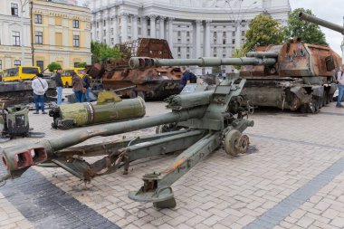 KYIV, UKRAINE - 23 Haziran 2022: Rusya 'nın Ukrayna' yı işgali sırasında yıkılan, havan topu D-30A 'yı hurdaya çeviren ve kendinden itişli havan topu Msta-S