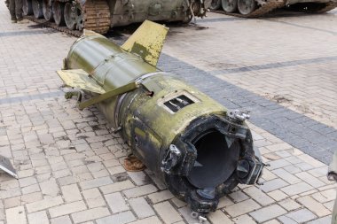 KYIV, UKRAINE - 23 Haziran 2022: Rusya 'nın Ukrayna' yı işgalindeki çeşitli imha edilmiş Rus askeri teçhizatı sergisi. Taktiksel füze kompleksi Tochka-U 'nun roket bölümünün kalıntıları.