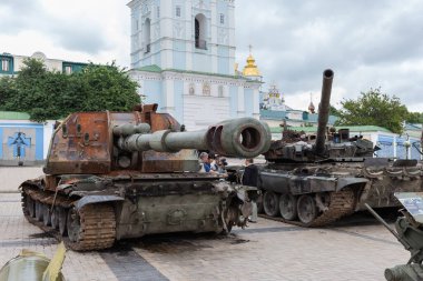 KYIV, UKRAINE - 23 Haziran 2022: Rusya 'nın Ukrayna' yı işgali sırasında meydana gelen çatışmalar sırasında Rus askeri teçhizatının yok edilmesi, kendi kendine savrulan havan topu Msta-S